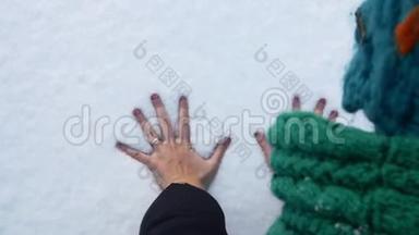 4个女人在新雪上留下了她的手掌印记